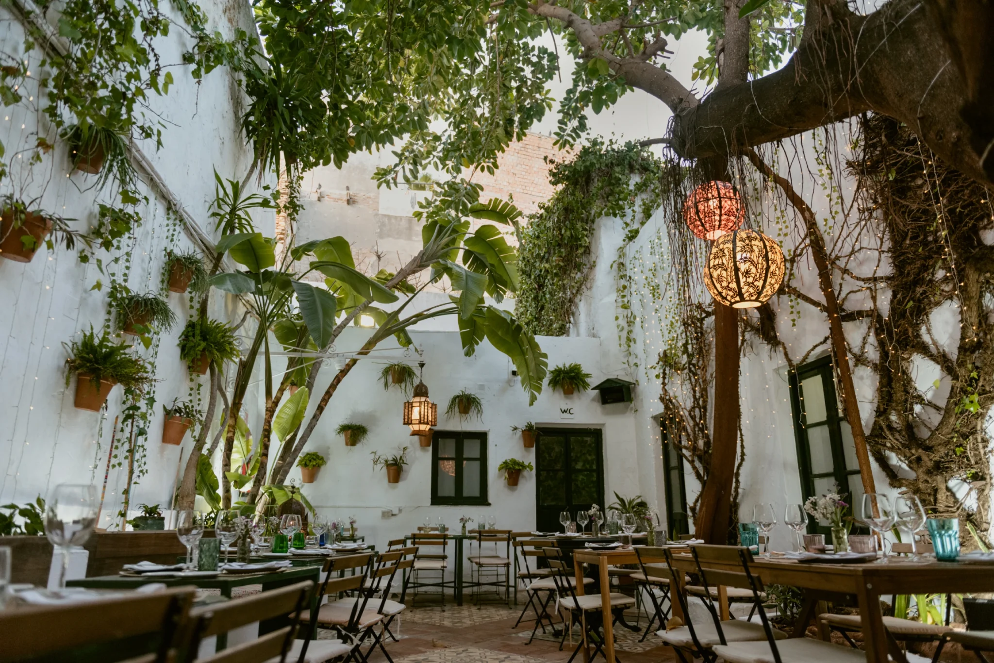 patio-restaurante-tragaluz-conil-2048×1366